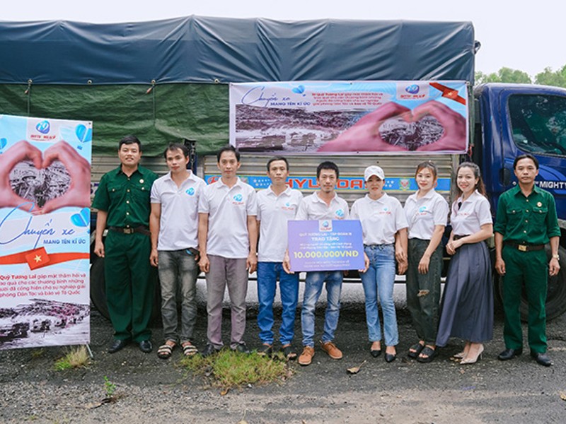 Đội ngũ 8KBET làm việc với công nghệ hiện đại